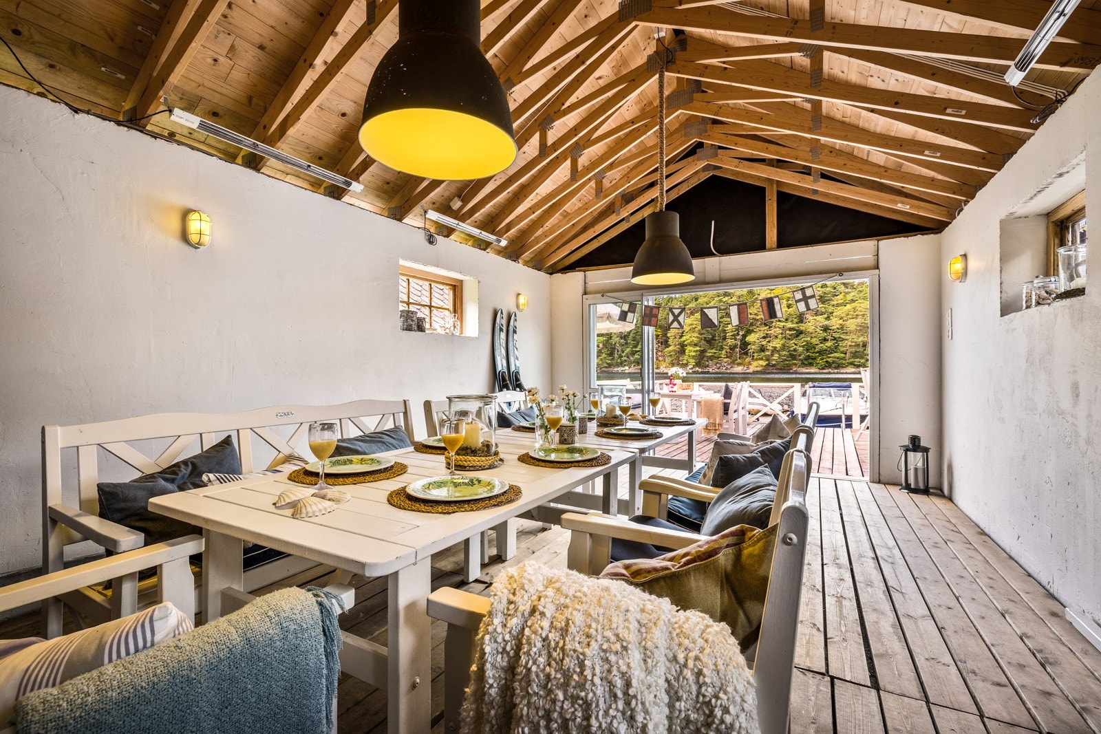 - Nøstet og bryggen fungerer som storstue/ festlokale om sommeren og er et perfekt utgangspunkt å samle venner og familie - Galleribilde