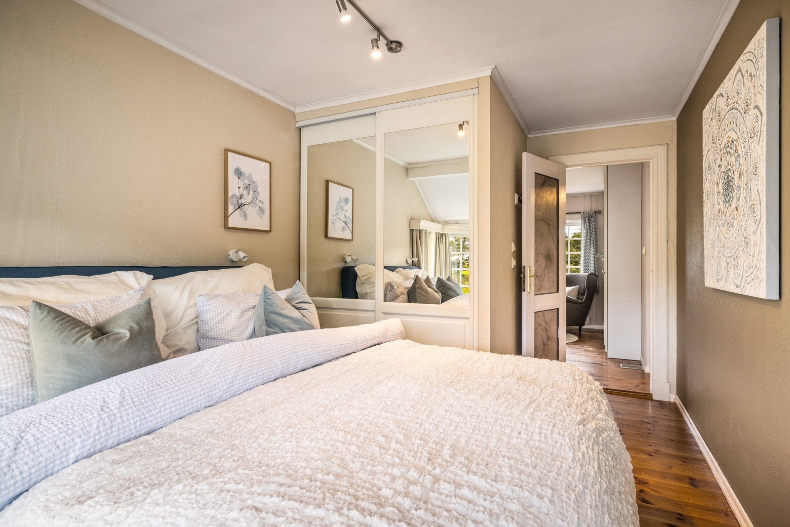 - Hovedsoverom med medfølgende garderobeskap - Galleribilde