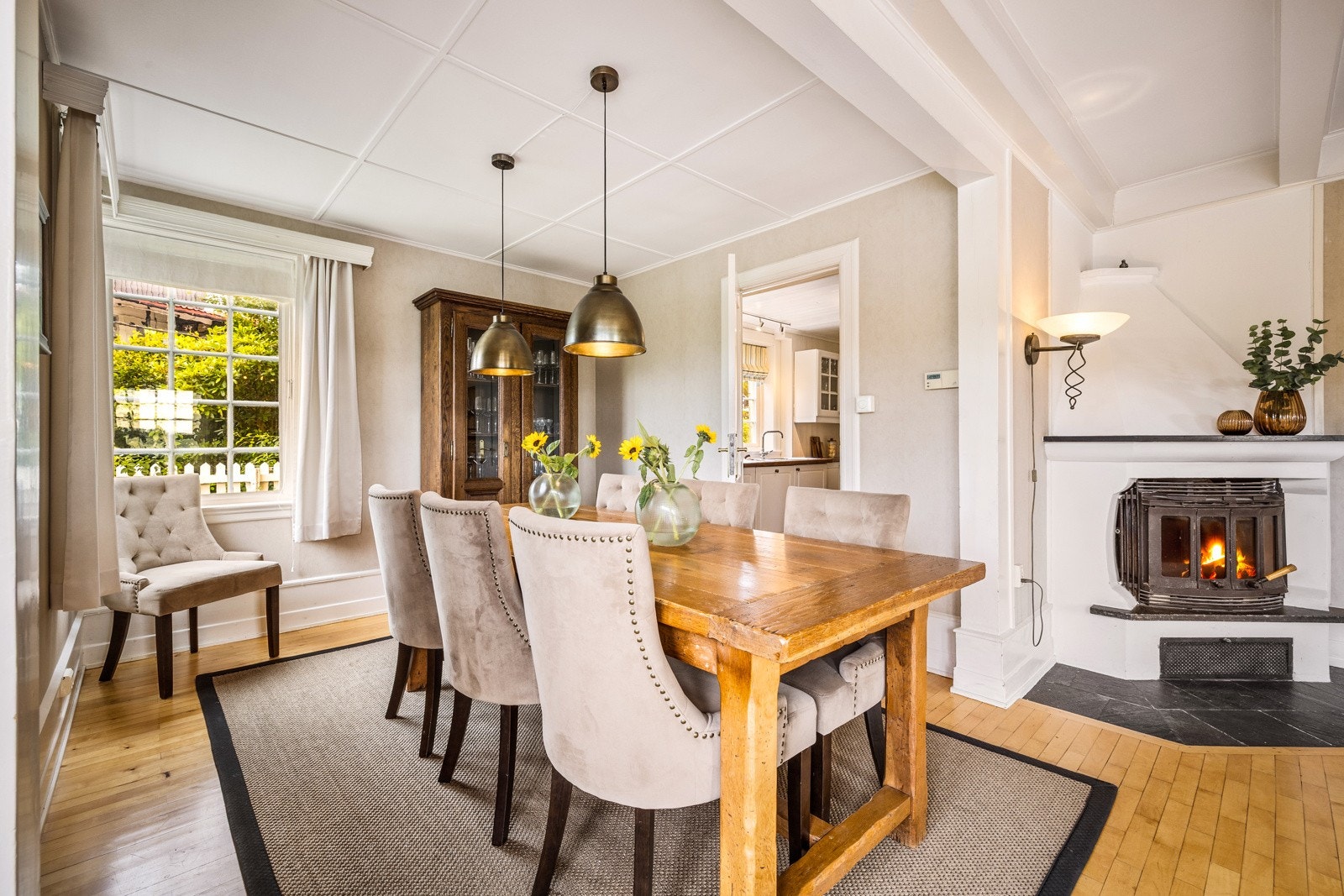 - Boligen har tre rentbrennende vedovner som både gir god varme, men og en herlig atmosfære og stemning - Galleribilde