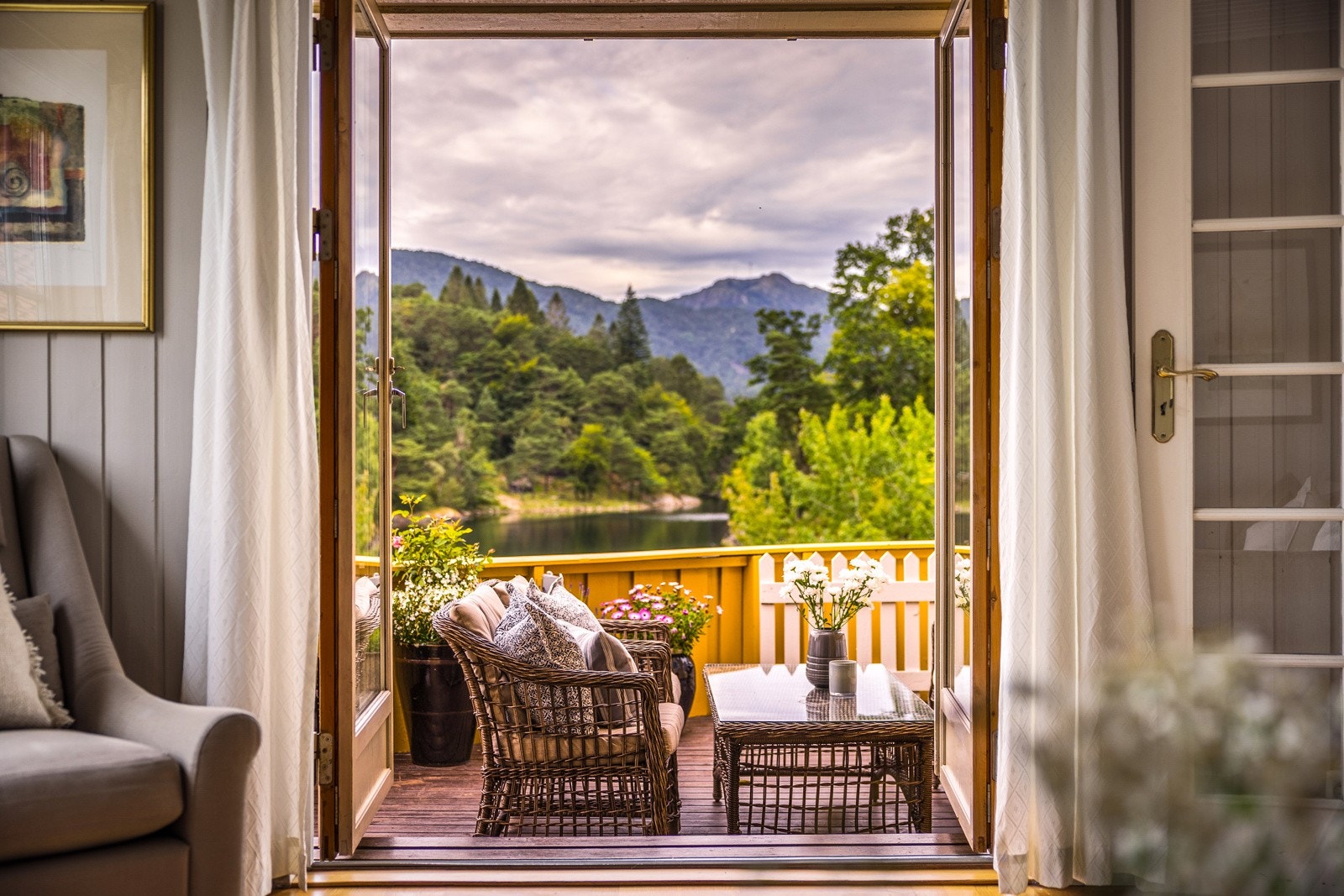 - Fra TV-stue er det utgang til terrasse med videre tilkomst til hage - Galleribilde