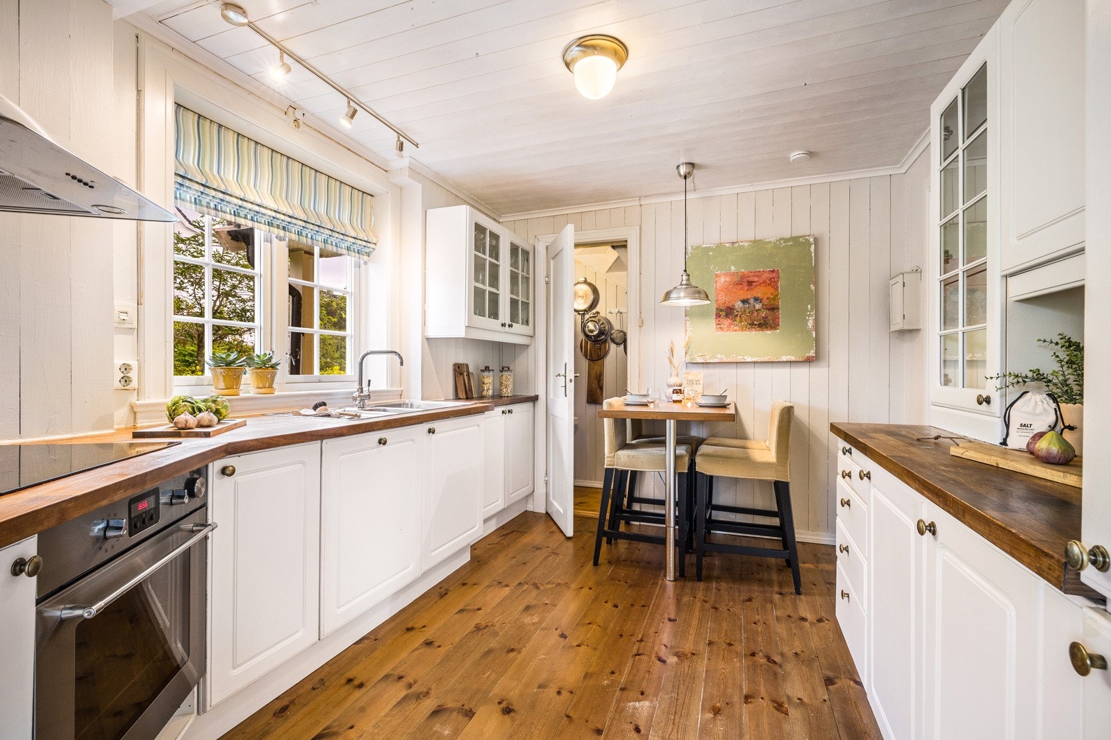 - Løsningen på kjøkkenet gir ny eier mye ekstra lagringsplass med tilkomst til matbod med innebygde skap. Ellers er det integrert stekeovn, induksjonsplatetopp, oppvaskmaskin og kjøleskap med fryseskap - Galleribilde