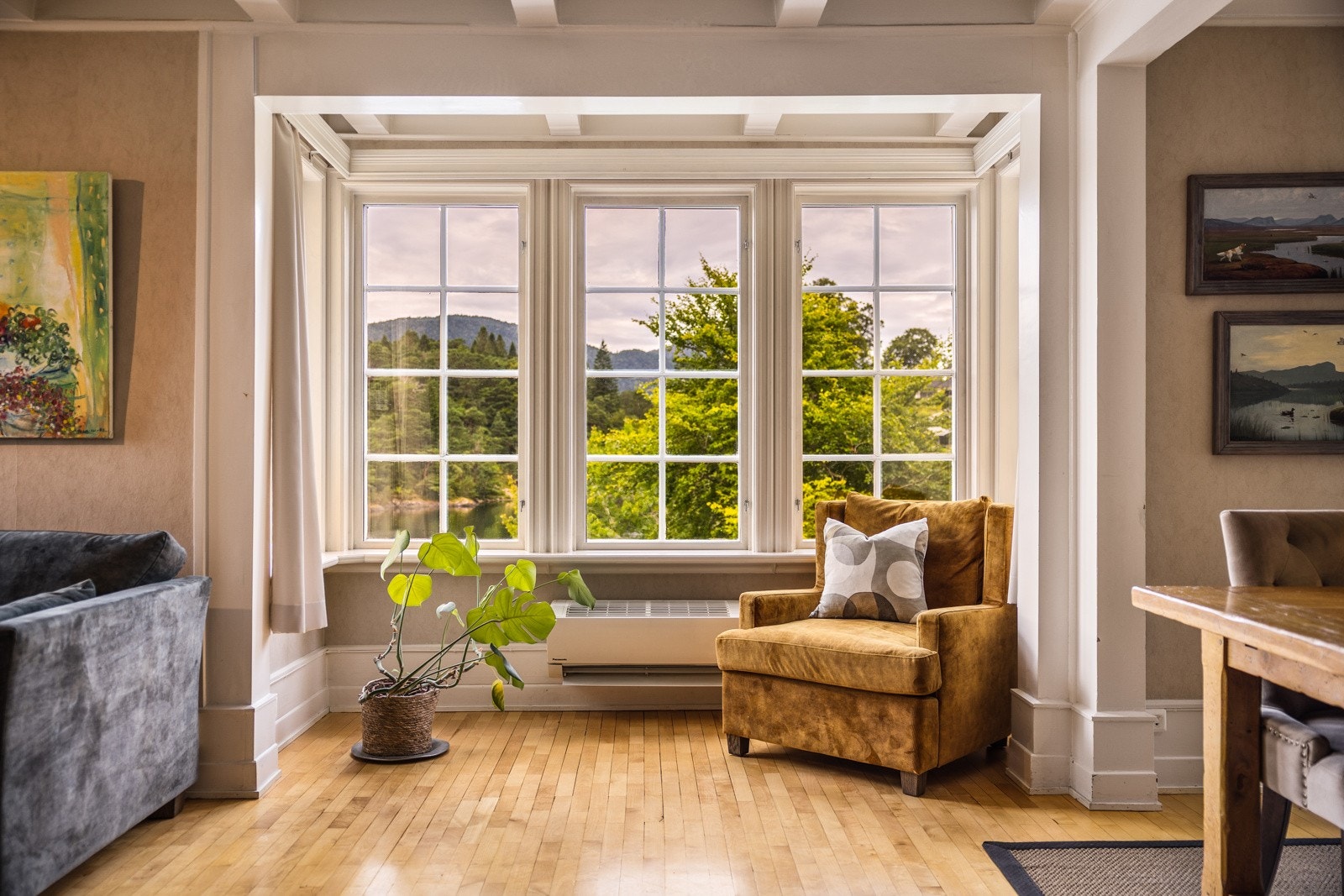 - Karnapp i stue med flott utsikt. Det er montert varmepumpe under vindu som sikrer et godt inneklima - Galleribilde