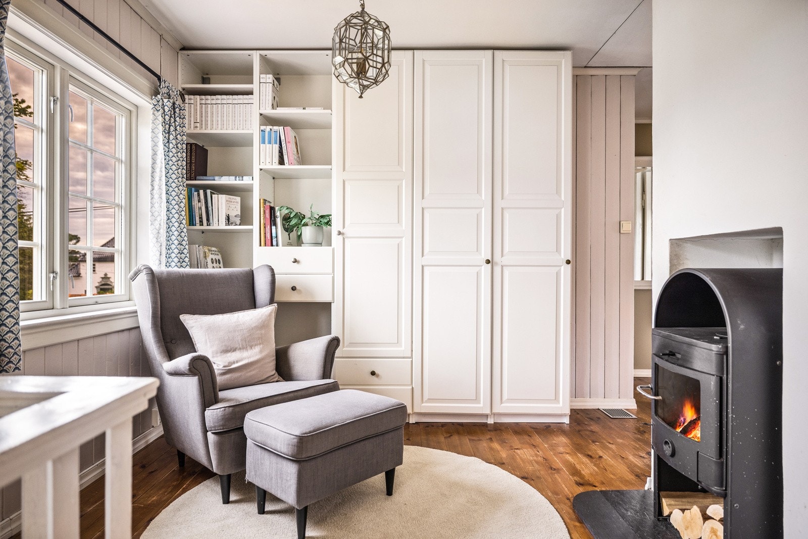 - perfekt å trekke seg tilbake med en god bok mens man hører knitrning fra den rentbrenende vedovnen - Galleribilde