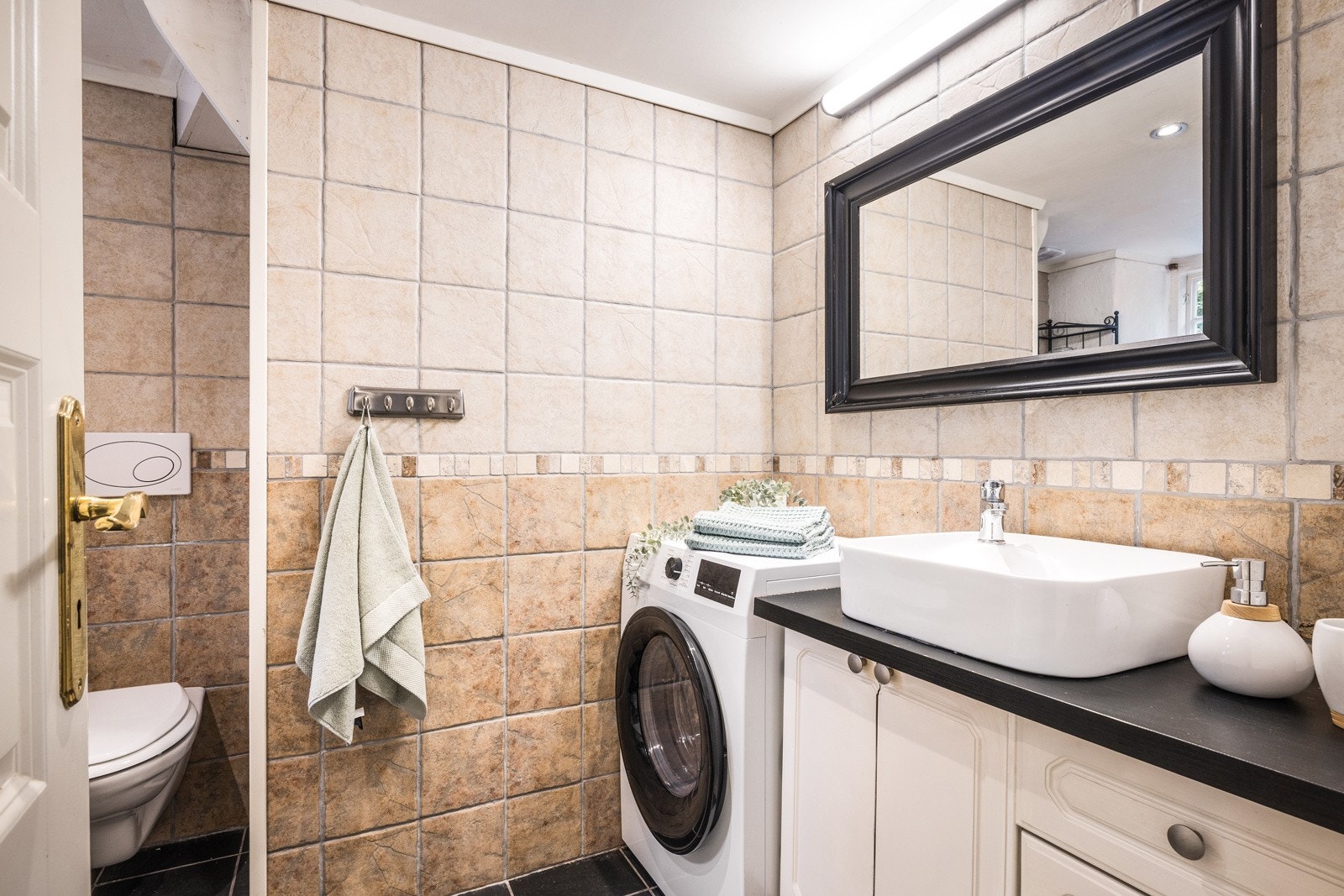 - Helfliset bad med varmekabler i gulv, og opplegg til vaskemaskin - Galleribilde