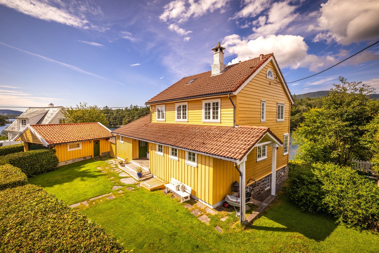 - Flat og fin hage perfekt for lek og hygge - Galleribilde