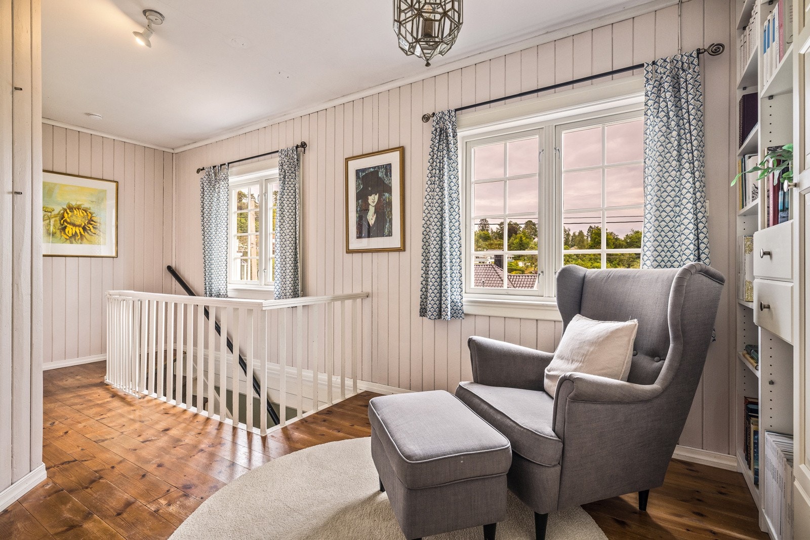 - I andre etasje finner 4 soverom, bad og en koselig vedstue - Galleribilde