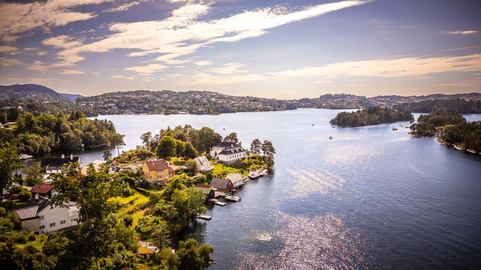 - Eneboligen ligger perfekt plassert i sjølinjen til Nordåsvannet - Galleribilde