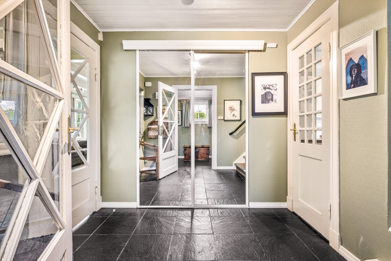 - Entré med skyvedørsgarderobe med god plass til klær og sko - Galleribilde