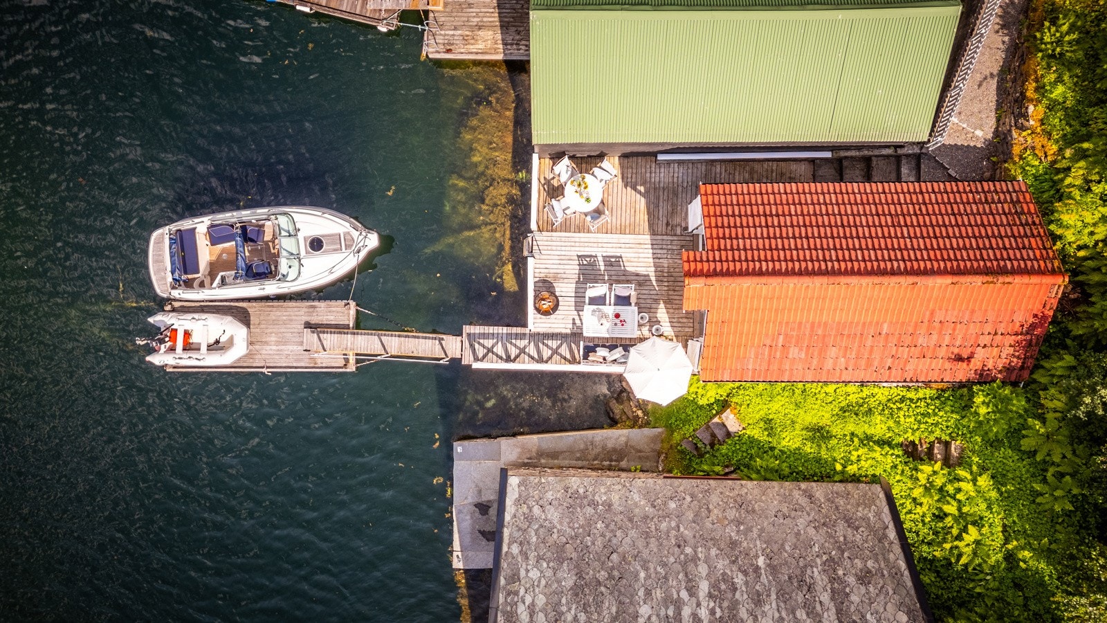 - Godkjent naust og brygge hvor man kan nyte de fine sommerdagene - Galleribilde