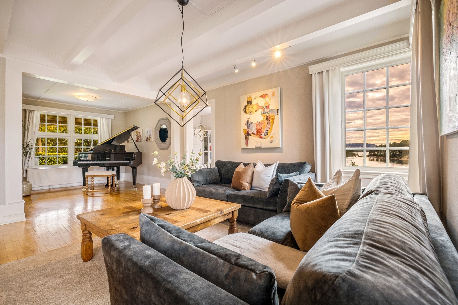 - Smart og gjennomtenkt planløsning med flere soner i stuen - Galleribilde