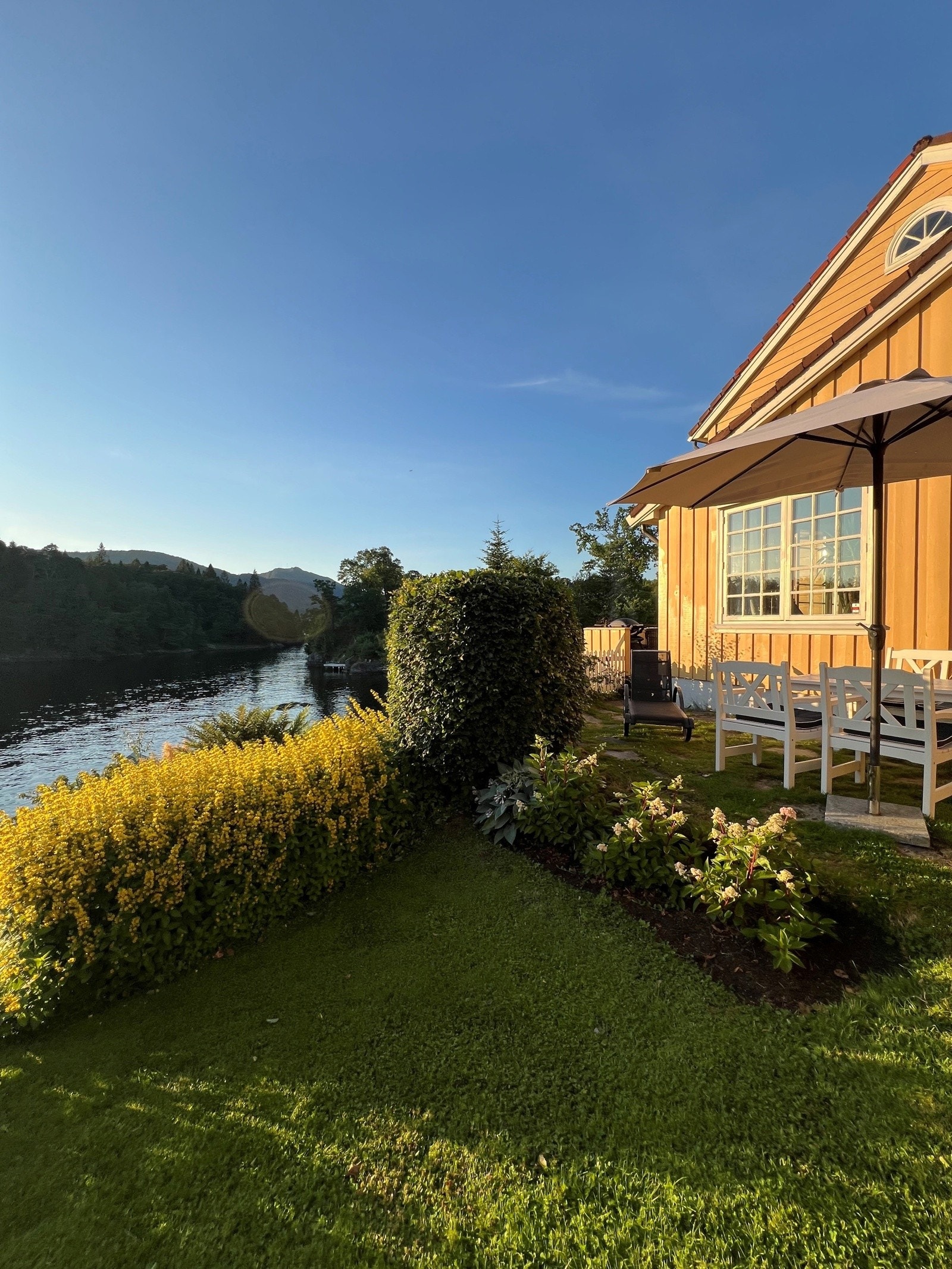 - Midtsommer er det sol på tomten fra ca. kl 08:00-21:30 - Galleribilde