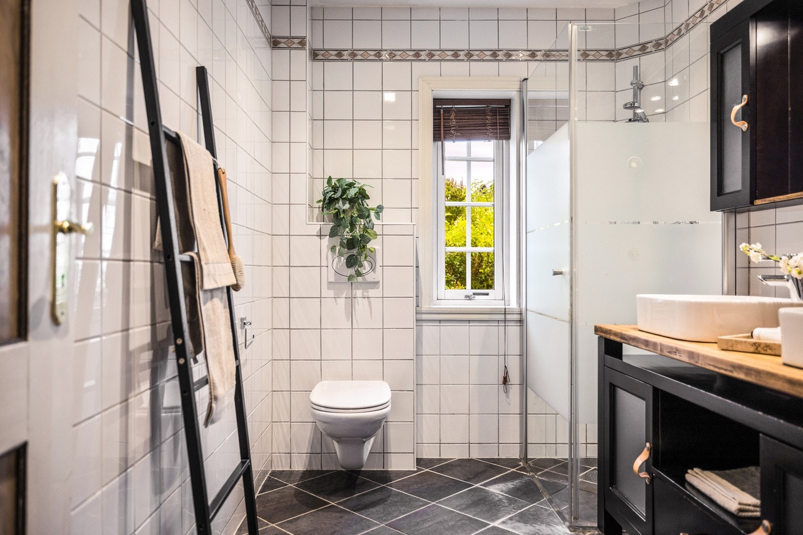 - Pent helfliset bad med varmekabler i gulv og downlights i himling. Dobbel servant - Galleribilde