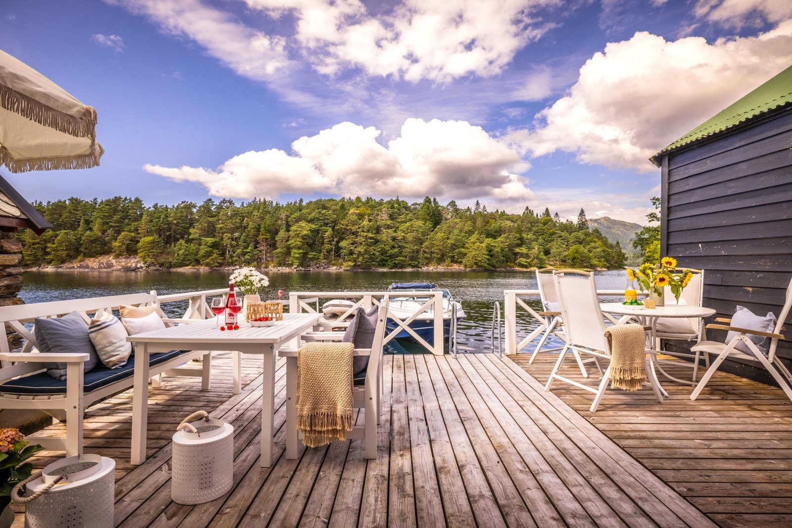 - God plass til hagemøbler og grill på bryggen - Galleribilde