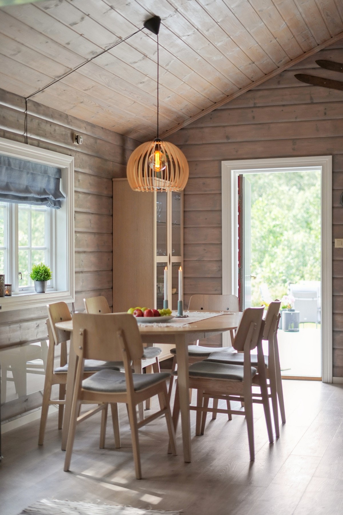 Det er plass til en spisegruppe på stuen. Galleribilde