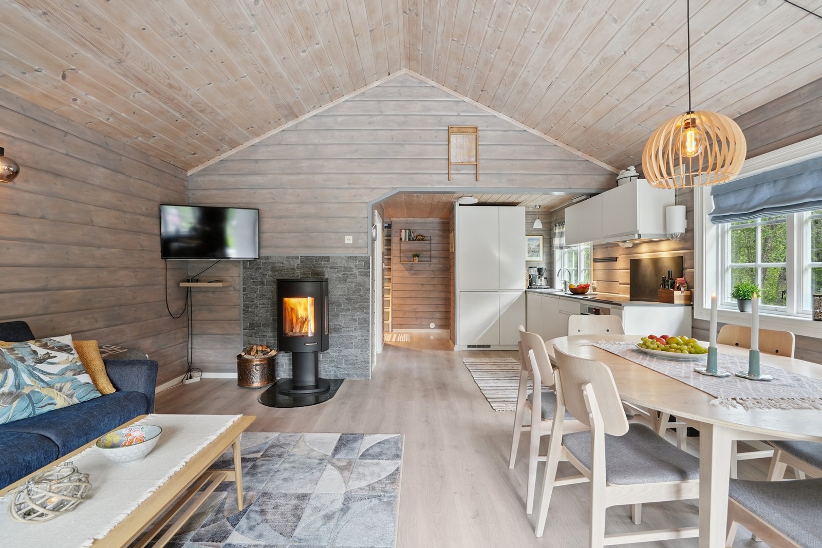 Det er åpen og sosial løsning mellom stue og kjøkken. Galleribilde