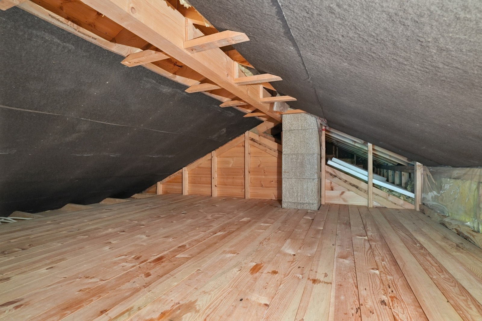 Delvis uinnredet hemsroms med lagringsplass. Luke i vegg fra hemsen. Galleribilde