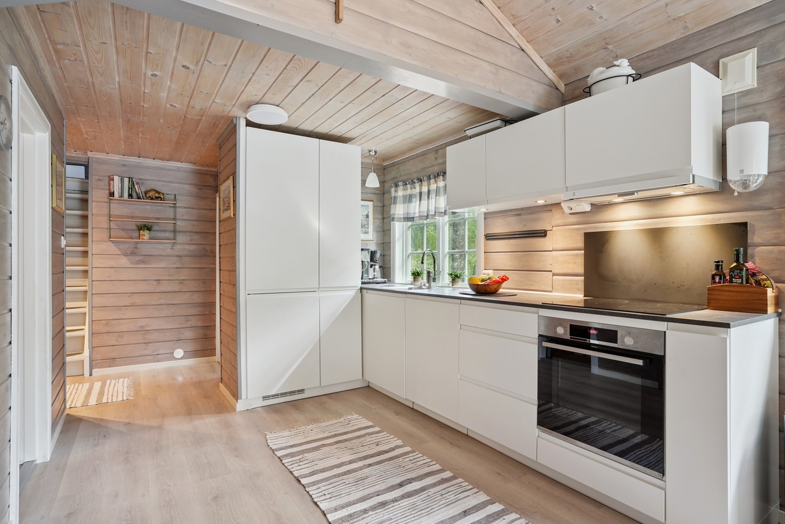 Lekker kjøkkeninnredning fra Kvik ble montert i 2021. Galleribilde