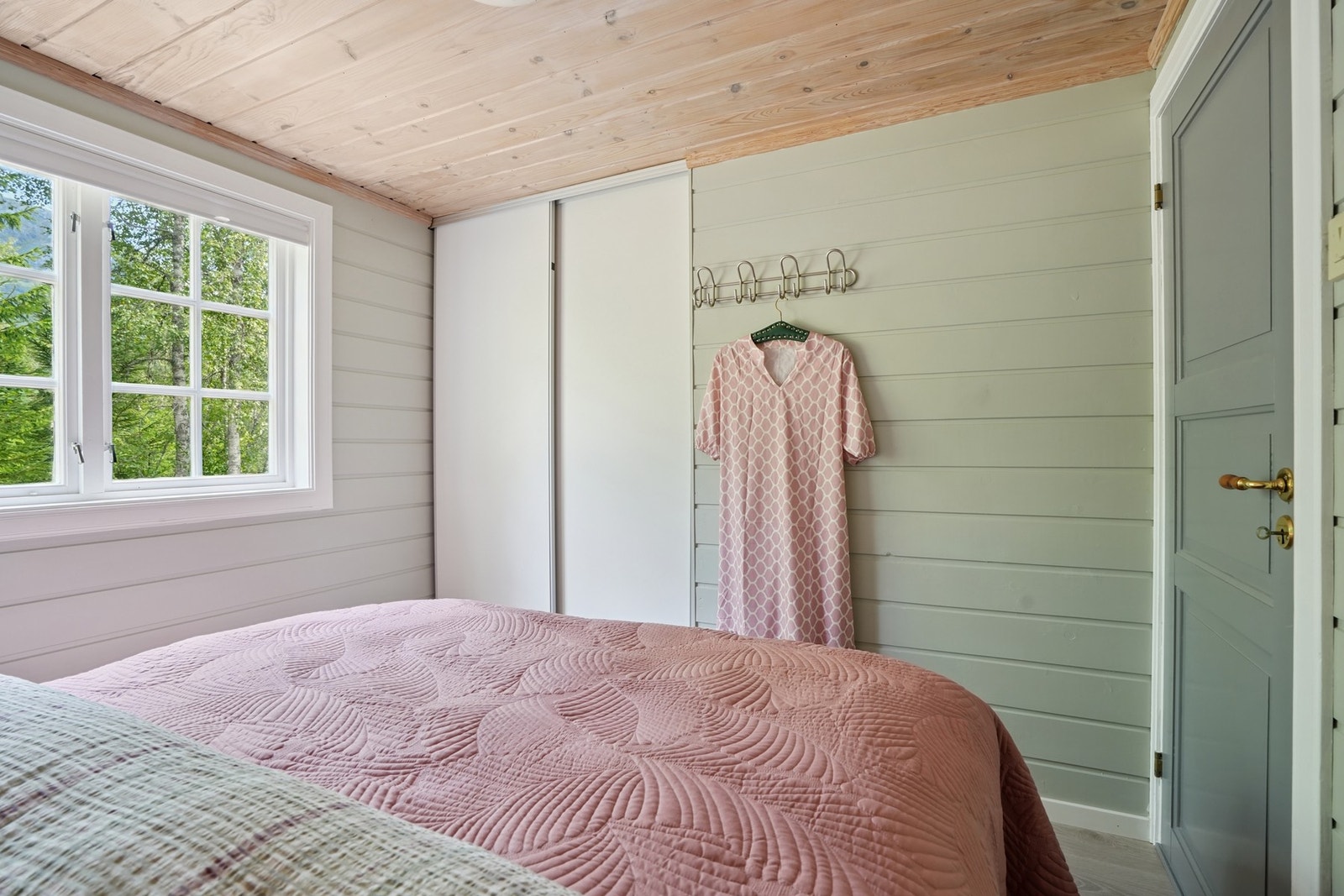 Det er montert skyvedørsgarderobe for god oppbevaring. Galleribilde