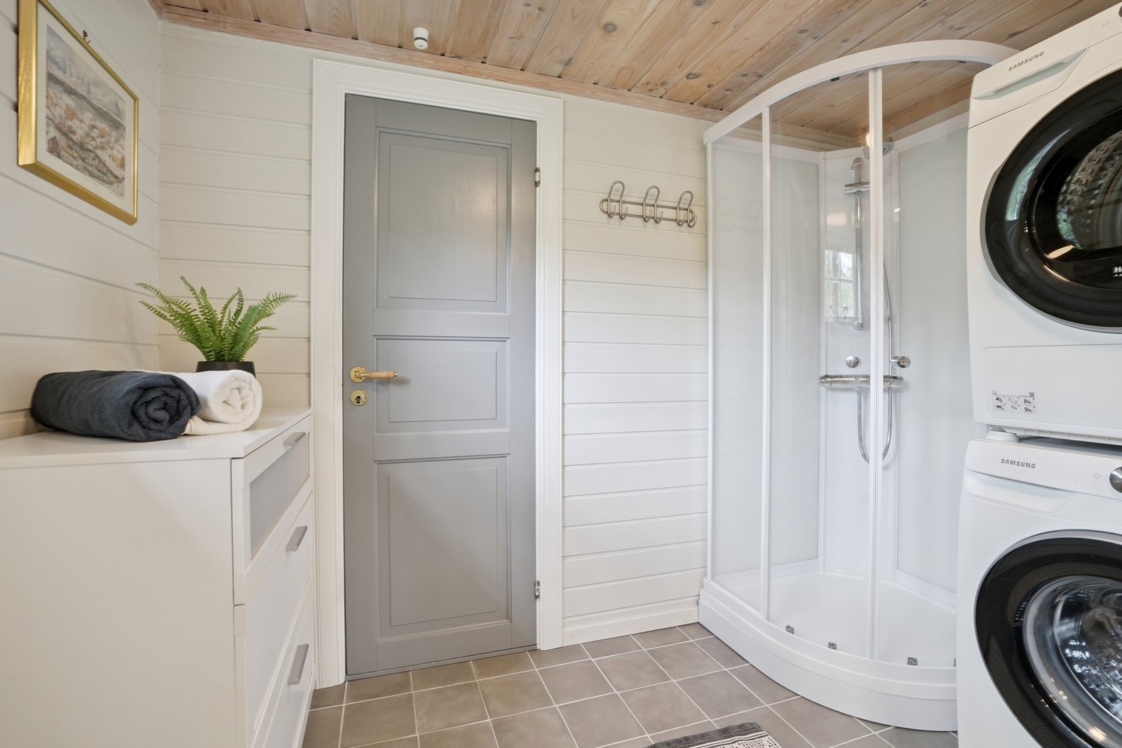 Badet er utstyrt med dusjkabinett og toalett. Opplegg for vaskemaskin og elektrisk styrt vifte. Galleribilde