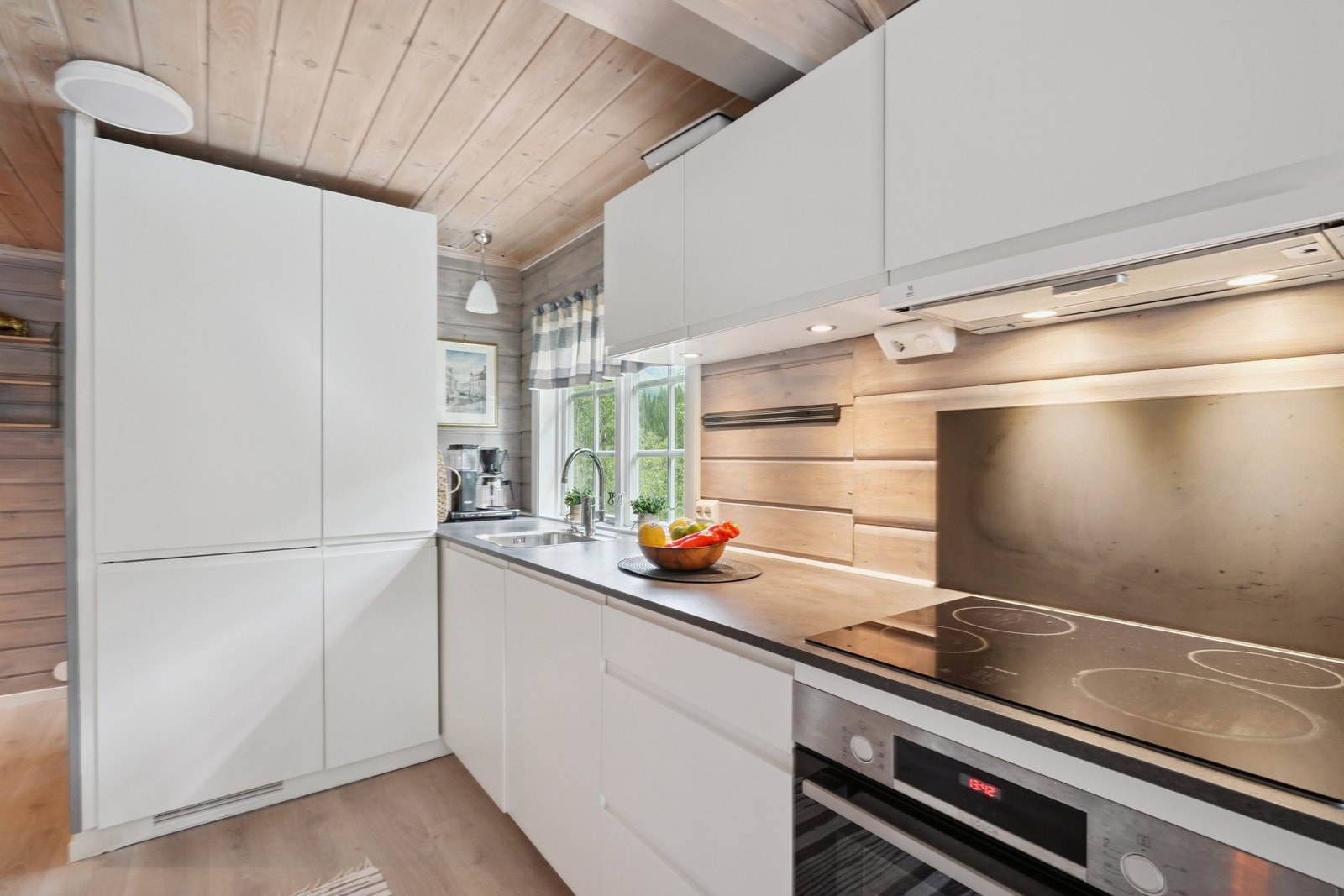 Det er montert ledspottbelysning under overskap. Galleribilde