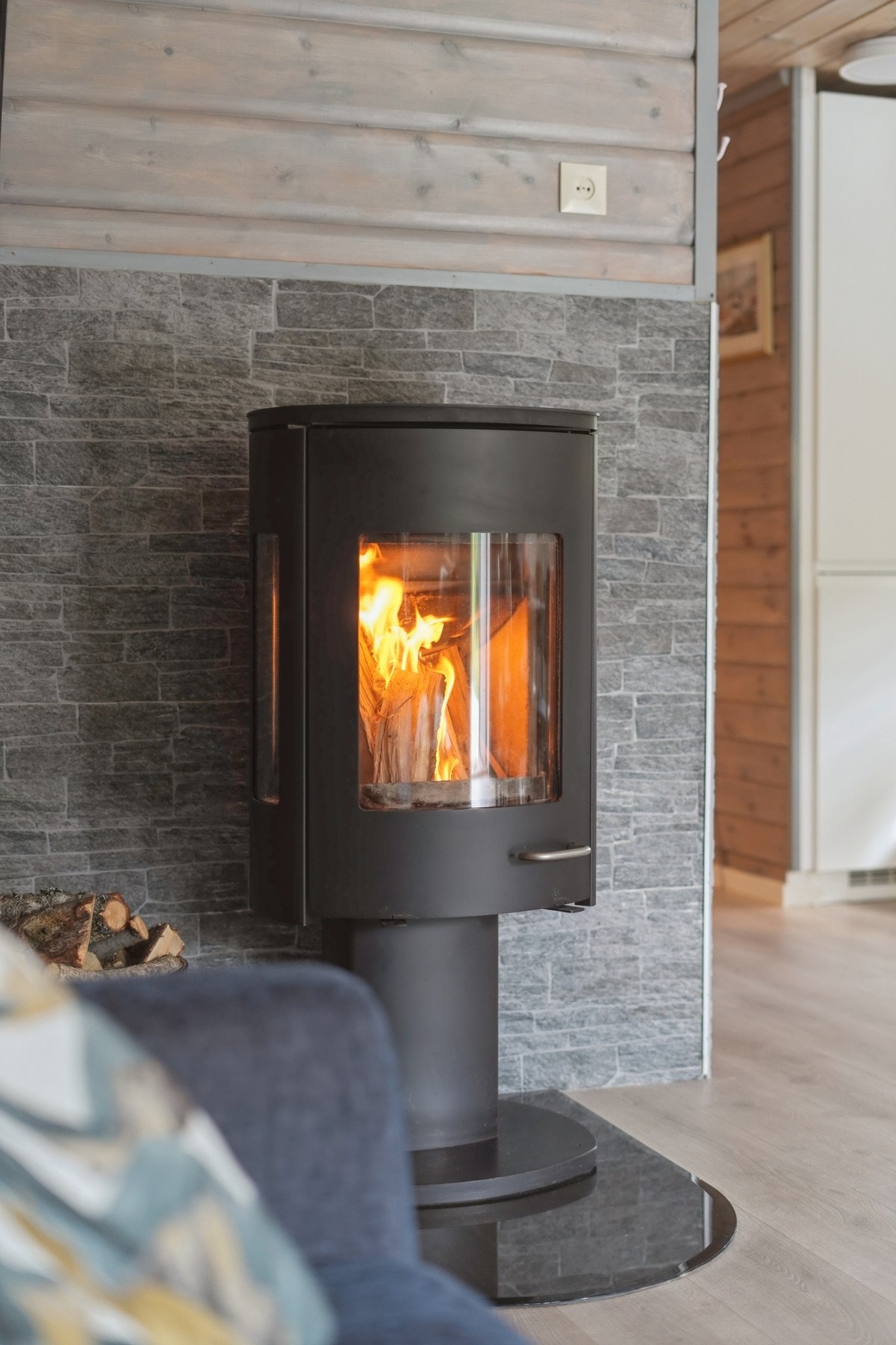 Det er montert ny vedovn i 2021 stående på sort glassplate. Galleribilde