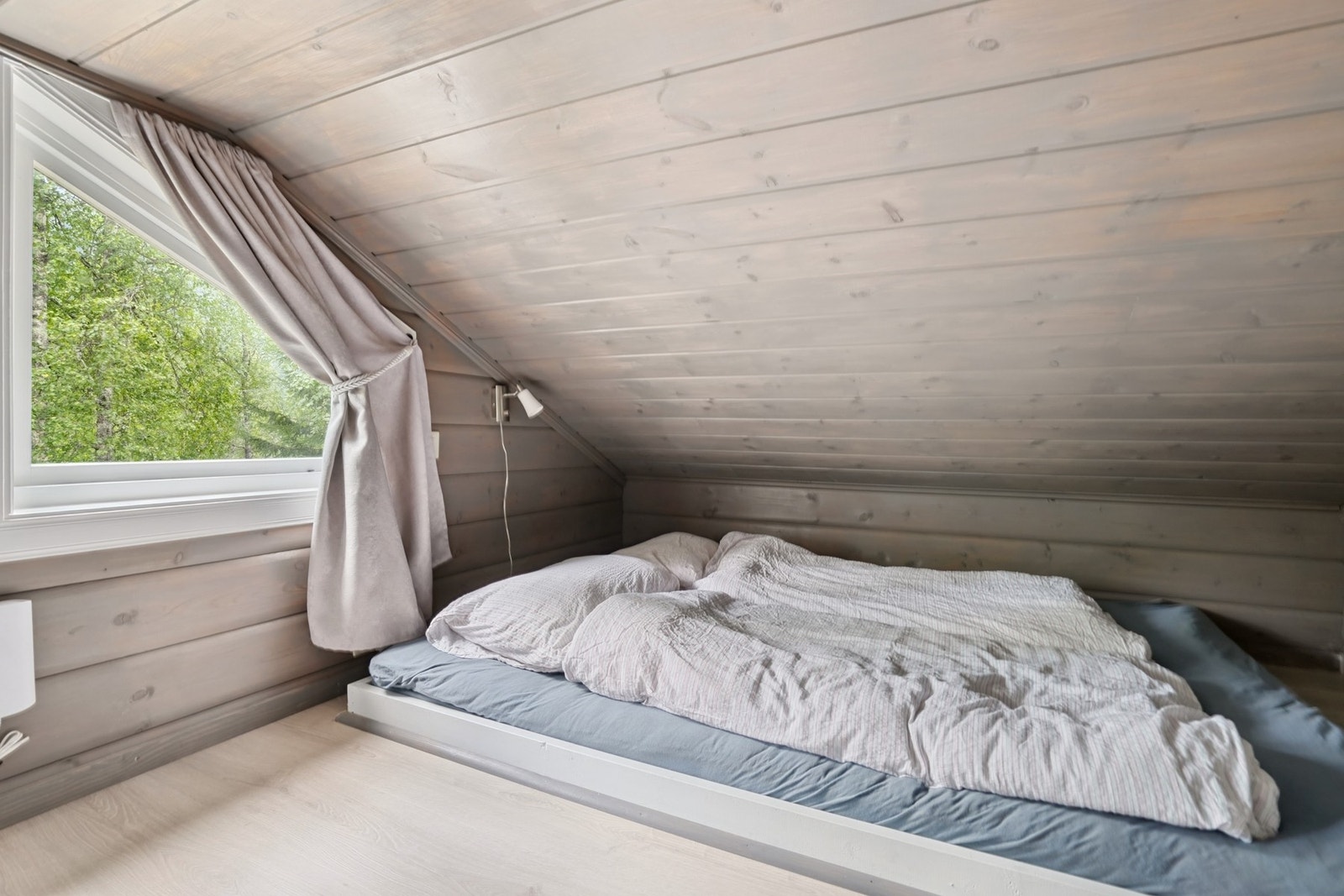 Laminat på gulvet og panel på vegger og i himling. Galleribilde