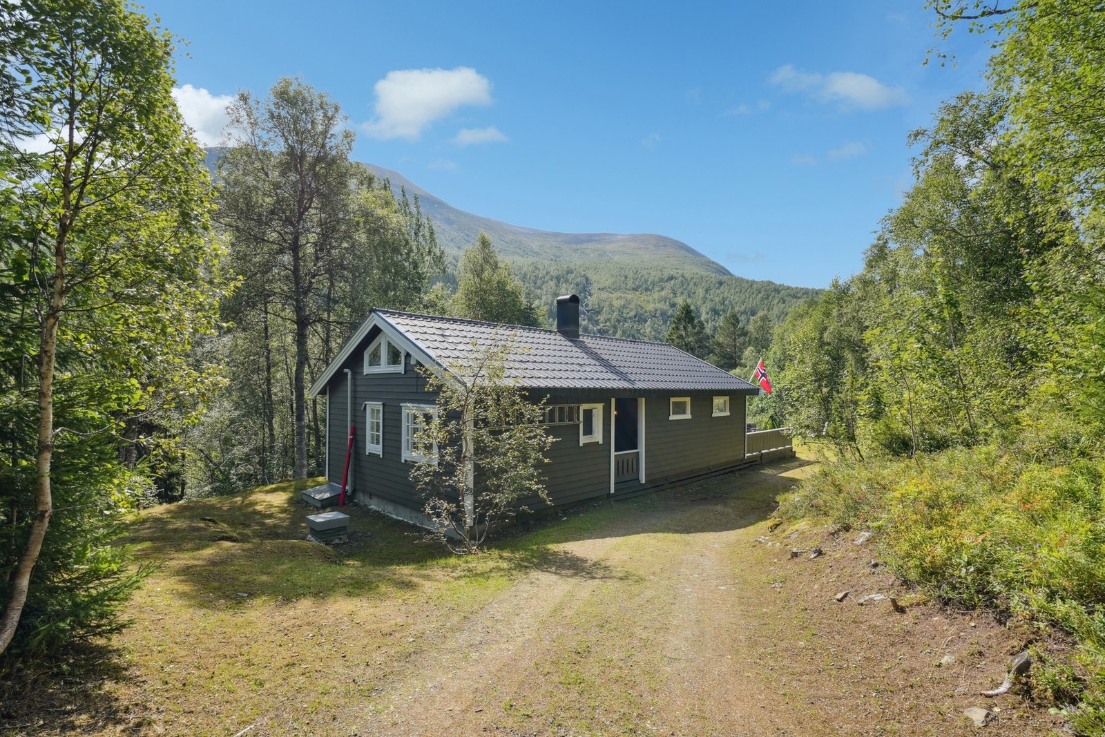 Det er gode parkeringsmuligheter på eiendommen. Galleribilde