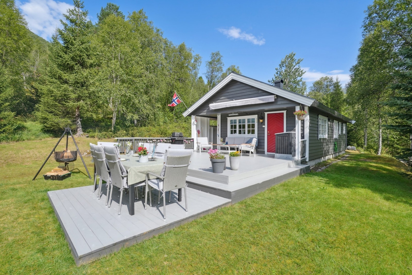 Det er dels overbygg på terrassen og montert varmelampe og markise. Galleribilde