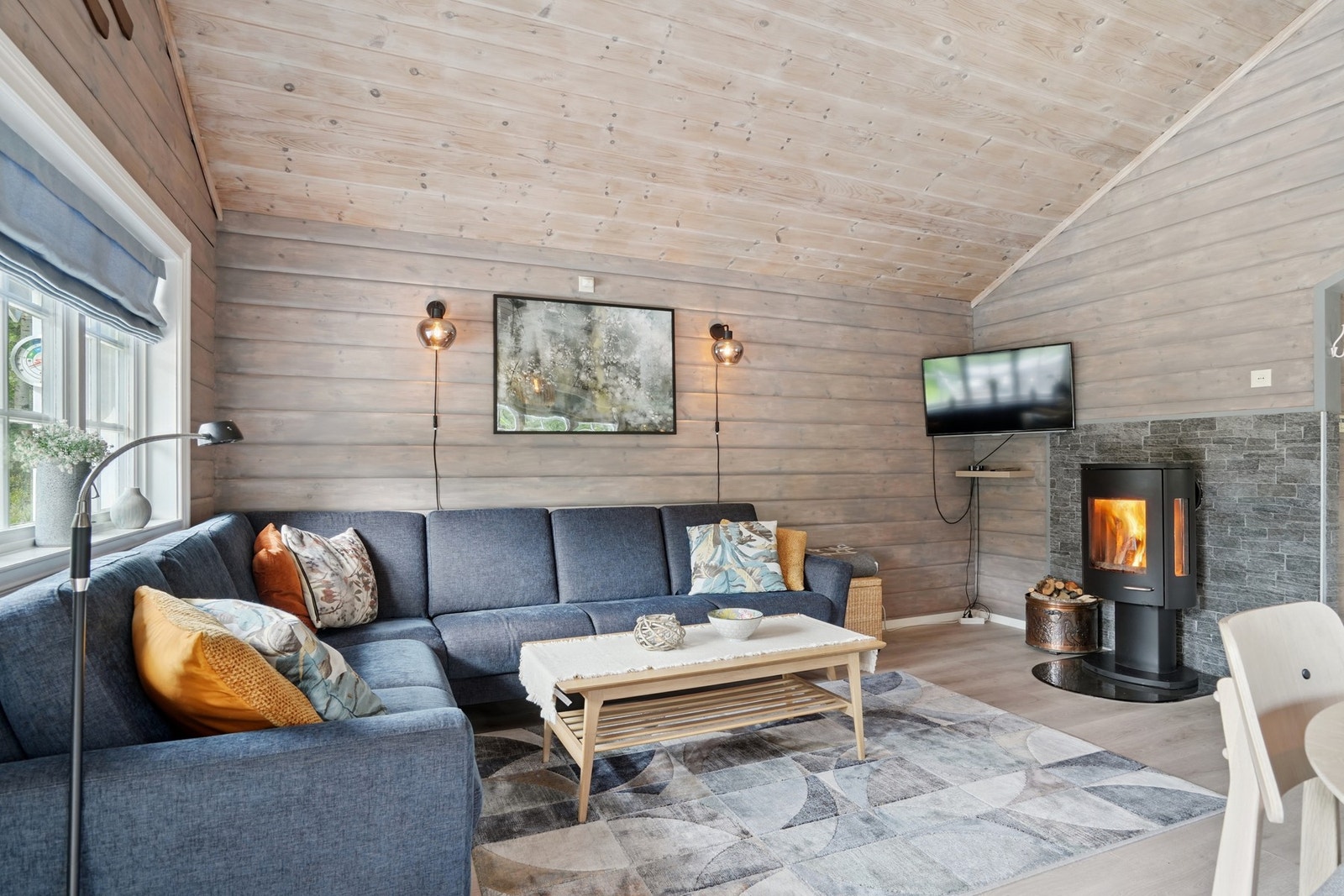 Det er god plass til å innrede med hjørnesofa og godstol. Galleribilde