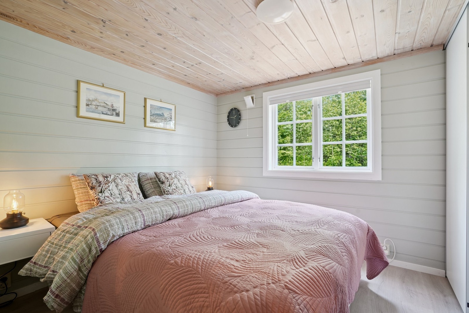 Hovedsoverommet har god størrelse med plass til dobbeltseng og tilhørende nattbord. Solskjerming medfølger. Galleribilde