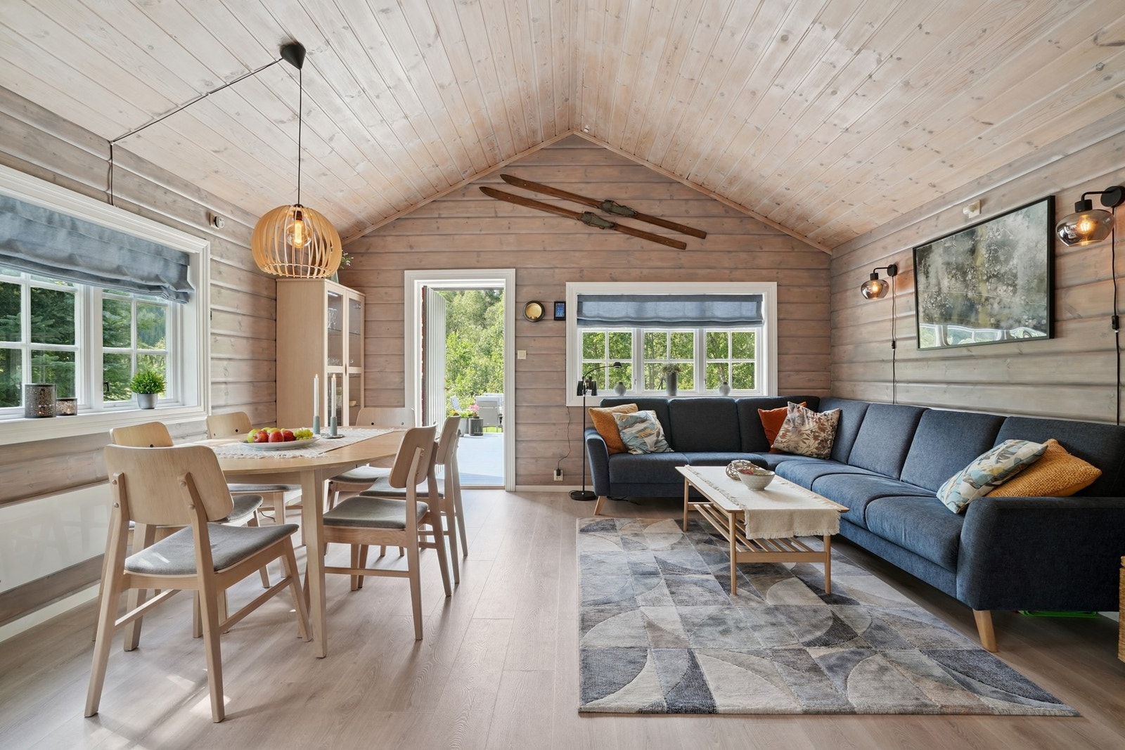 Fra stuen er det utgang til terrasse og hage. Galleribilde