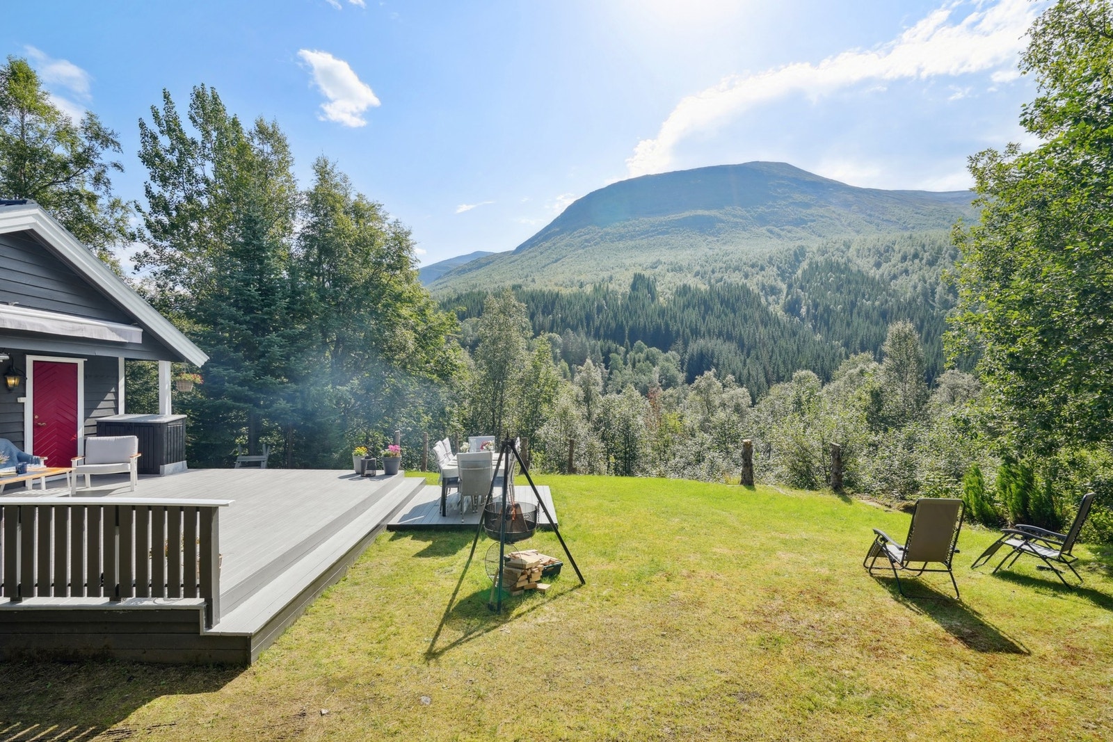 Tomten vender mot sørvest og har svært gode solforhold. Galleribilde