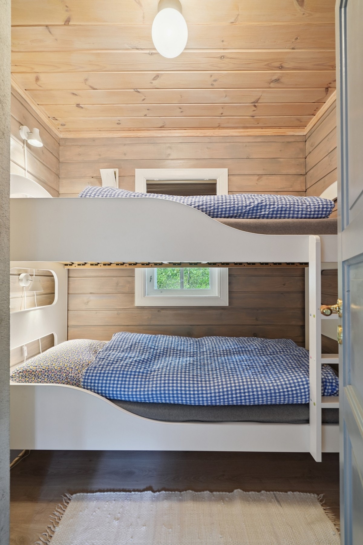 Laminatgulv og furu på tak og vegger. Plass til oppbevaring bak innerdøren. Galleribilde