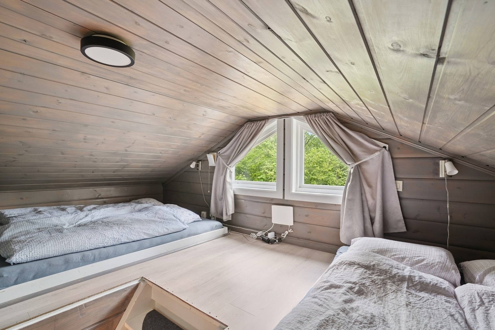 Innredet hemsrom med to senger med plass til fire stykker. Galleribilde