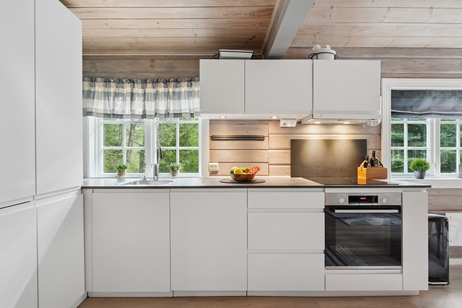 Integrerte hvitevarer som platetopp, komfyr, oppvaskmaskin og kjøl/fryseskap. Galleribilde