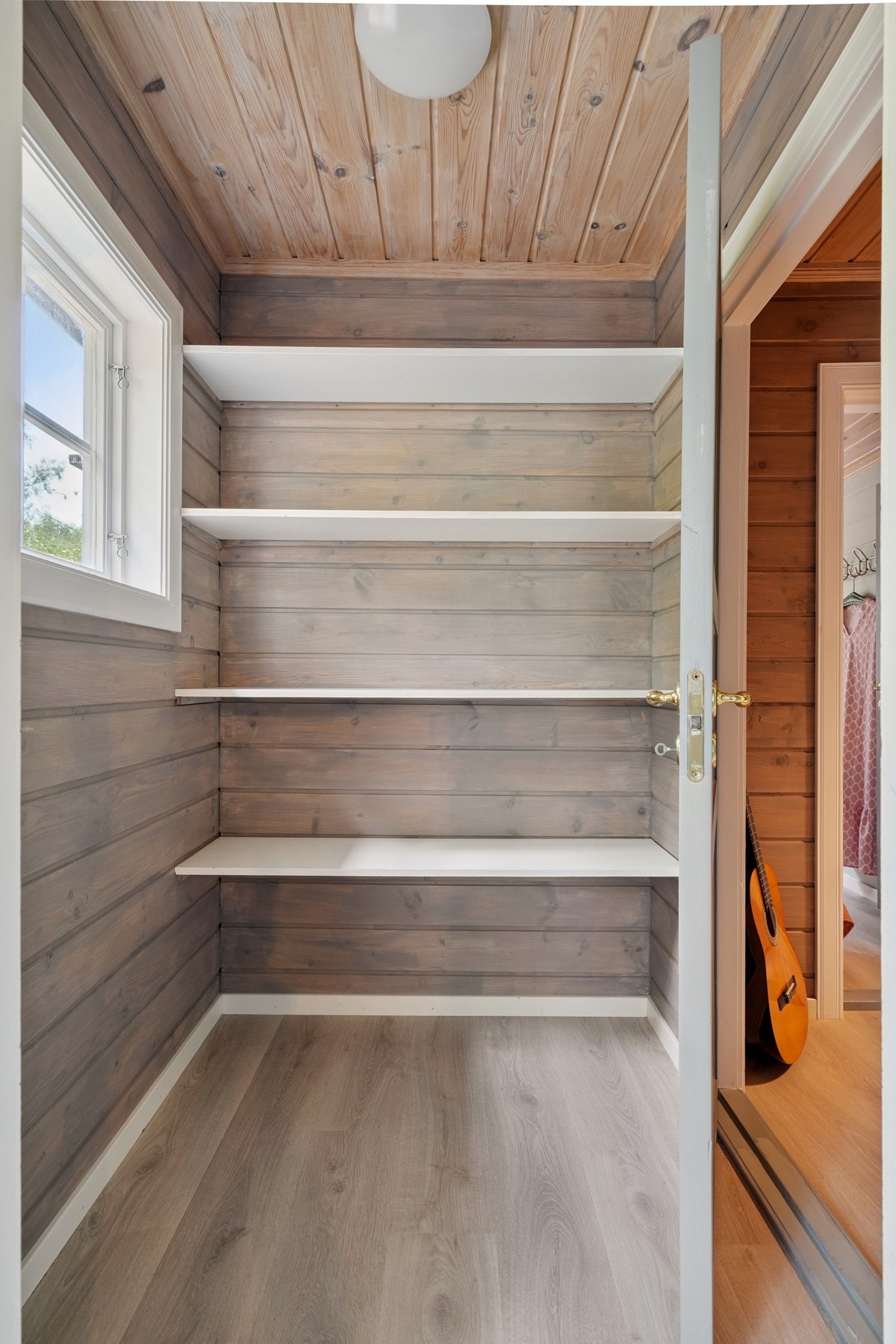 Entré med plass til oppbevaring. Hyllene medfølger. Galleribilde