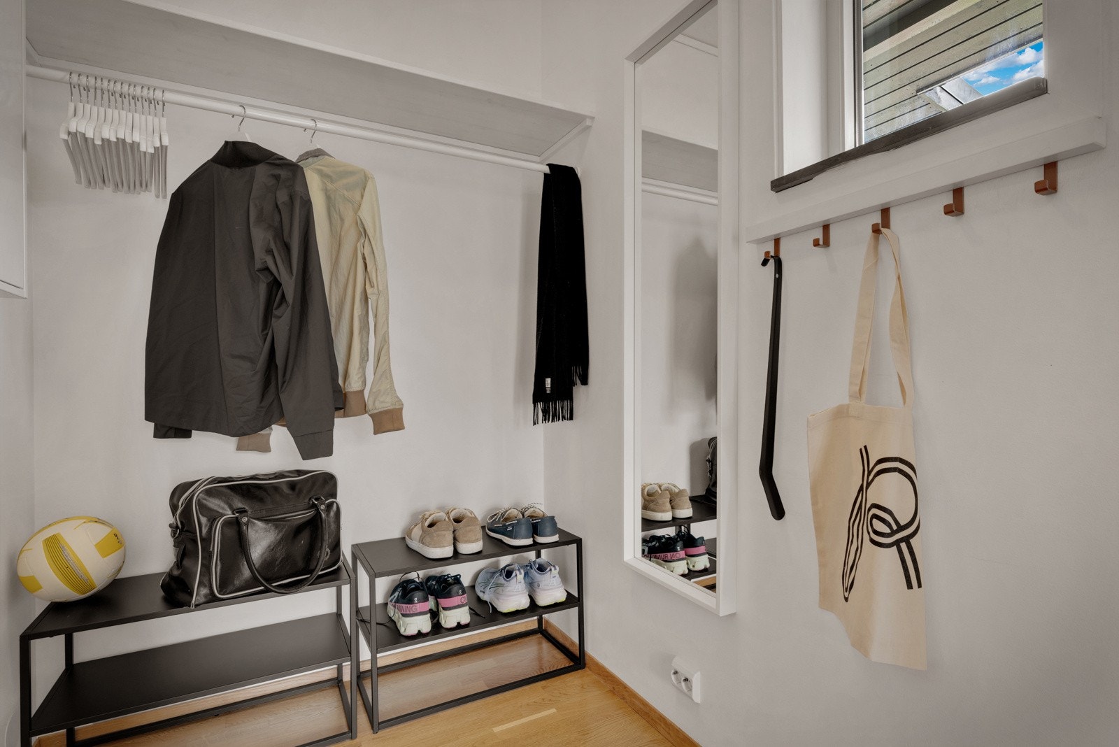 Du blir ønsket velkommen inn i en innbydende og pen gang. Her er det rom for å henge fra seg yttertøy og sko. Galleribilde