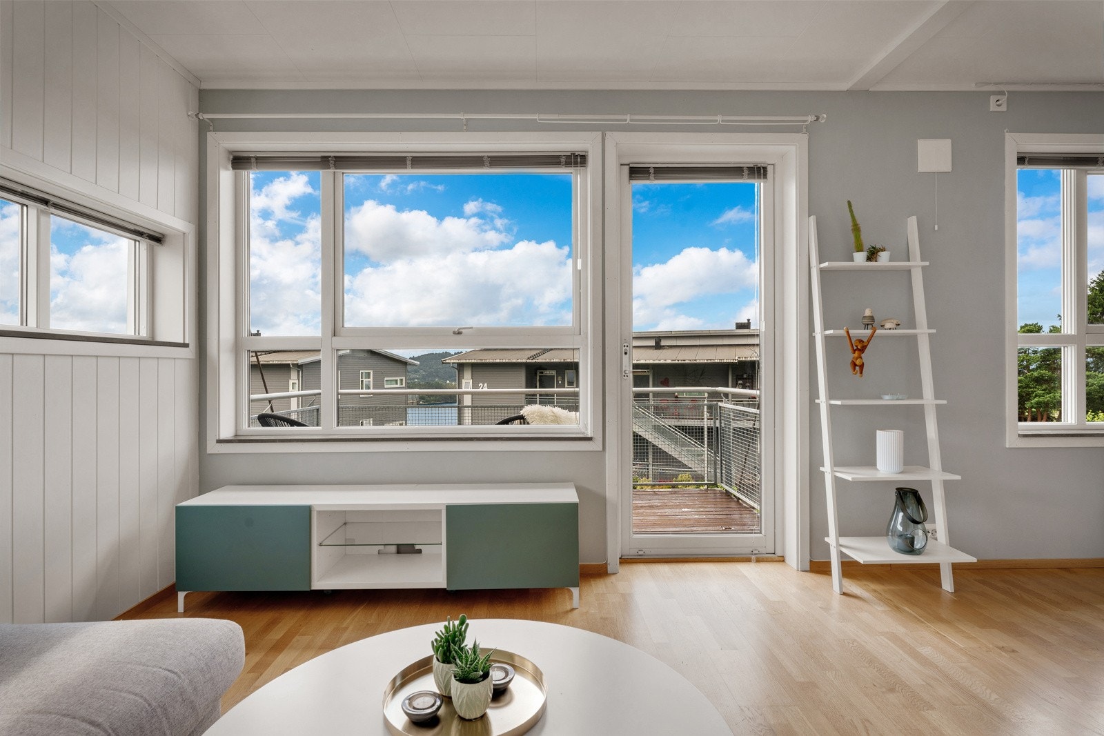 Leiligheten befinner seg på enden og har dermed enormt godt lysinnslipp. Galleribilde