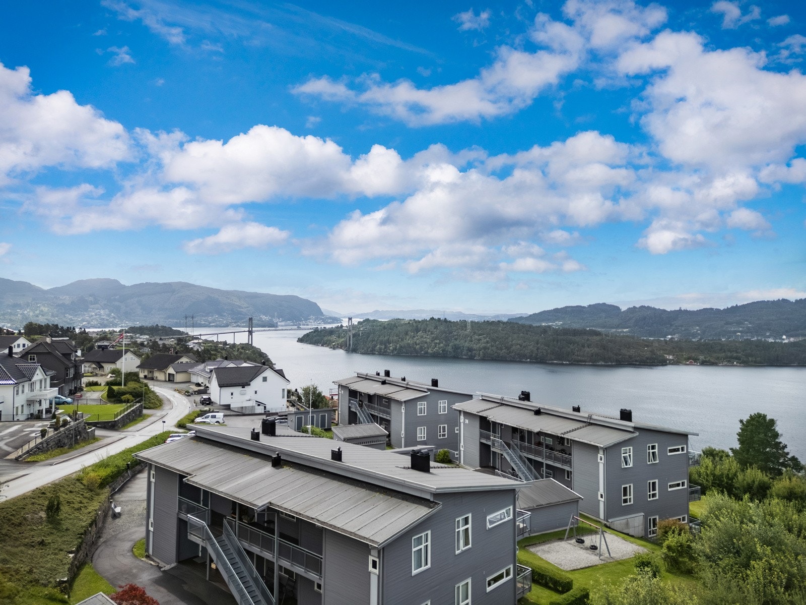 Leiligheten har en sentral beliggenhet i Knarvik med kort vei ned til Kvernafjorden og ellers omkringliggende servicetilbud. Galleribilde