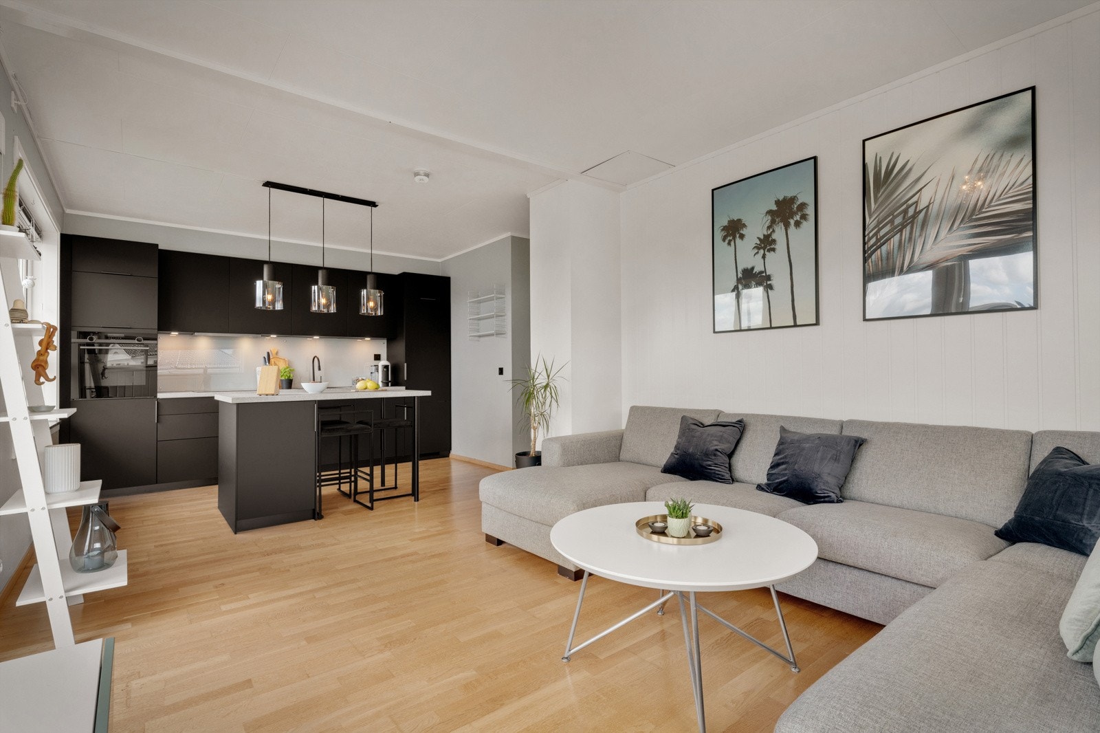 Stuen har godt med plass til å innrede med en god sofagruppe. Galleribilde