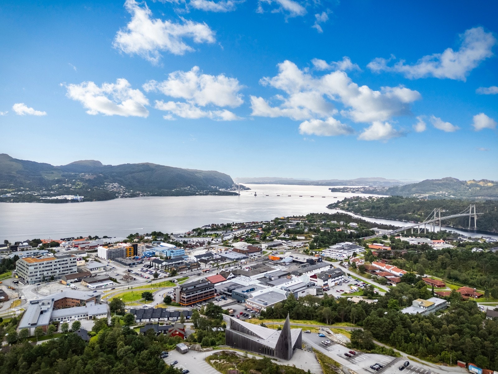 Til Bergen sentrum tar det ca. 25 min med bil. Evt. kan også hurtigbåt tas fra Knarvik kai i ukedagene. Galleribilde