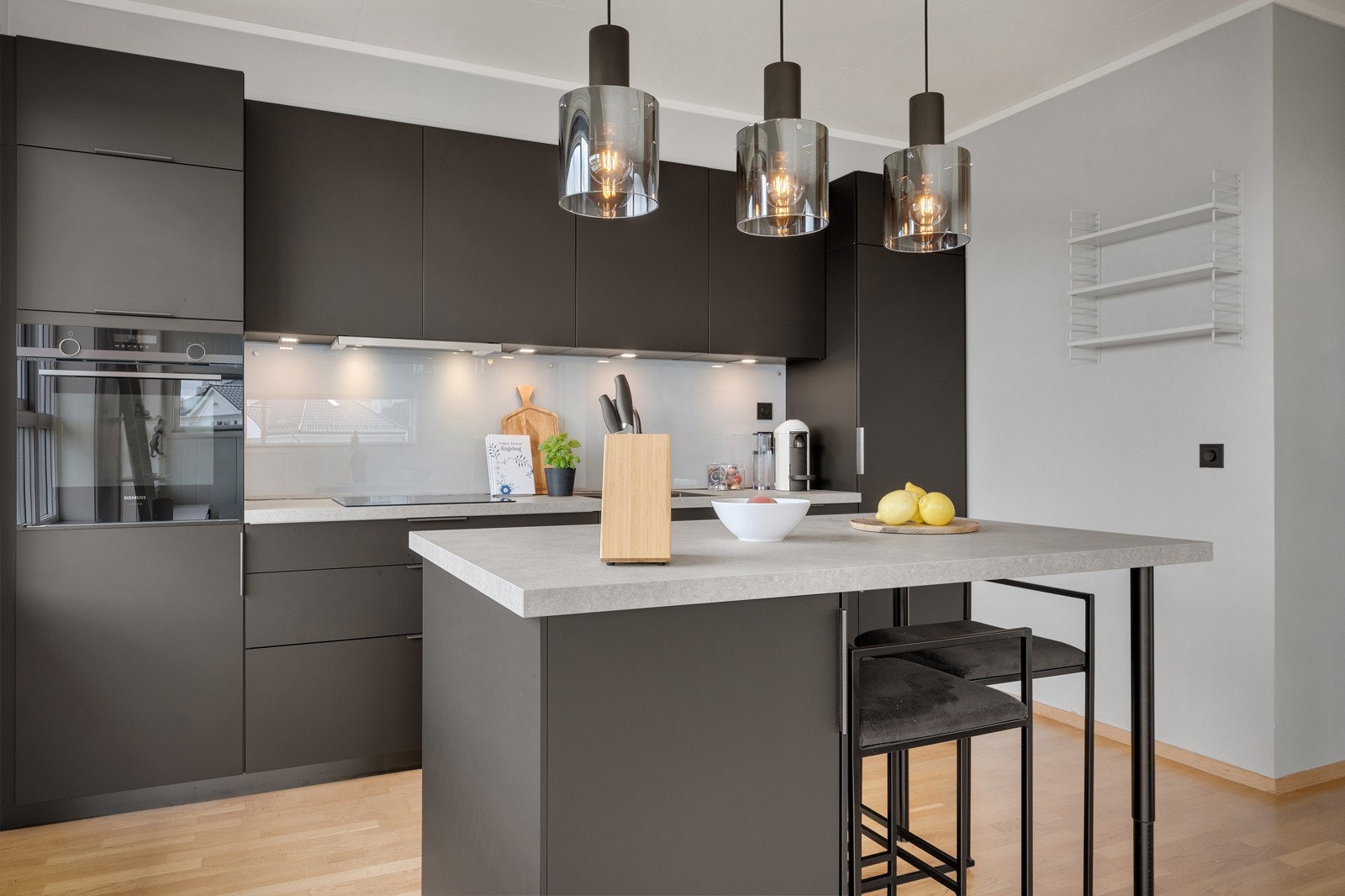 Kjøkkenet har en lekker innredning fra Kvik og var nytt i 2019. Her er det glatte mørke fronter og laminat benkeplate. Galleribilde
