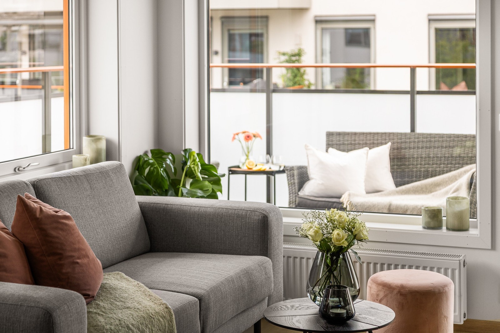 Det er fin plass til sofa, salongbord og mediemøblement. Galleribilde