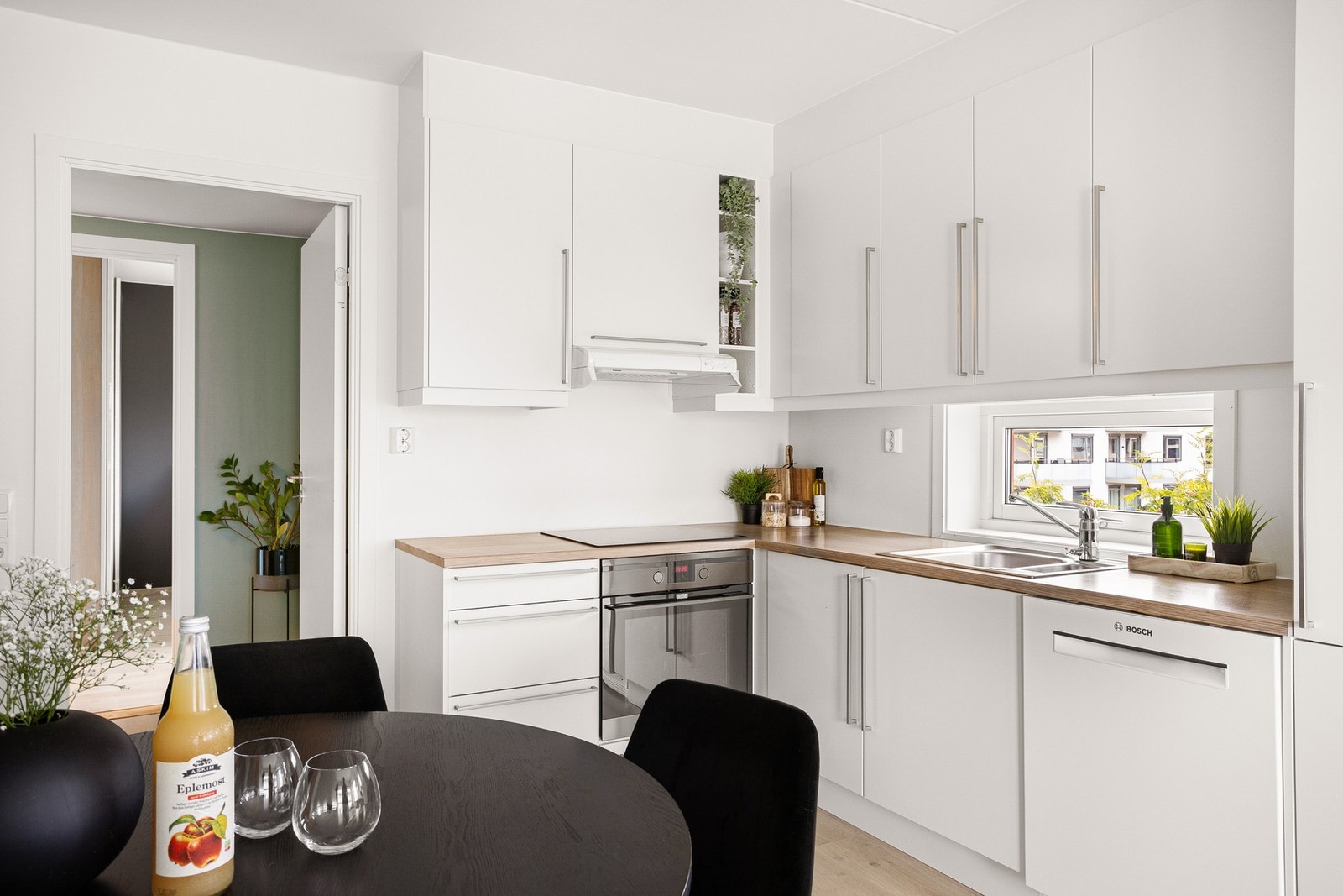 Kjøkkenet er godt utnyttet med mye skap, skuffer og benkeplass. Galleribilde