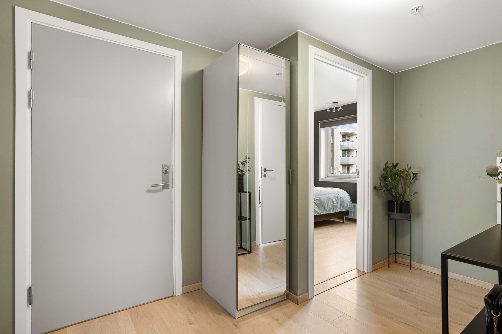 Garderobeløsning gir plass for yttertøyet og medfølger. Av ekstern lagring medfølger en bod i underetasjen på 5 kvm. Galleribilde