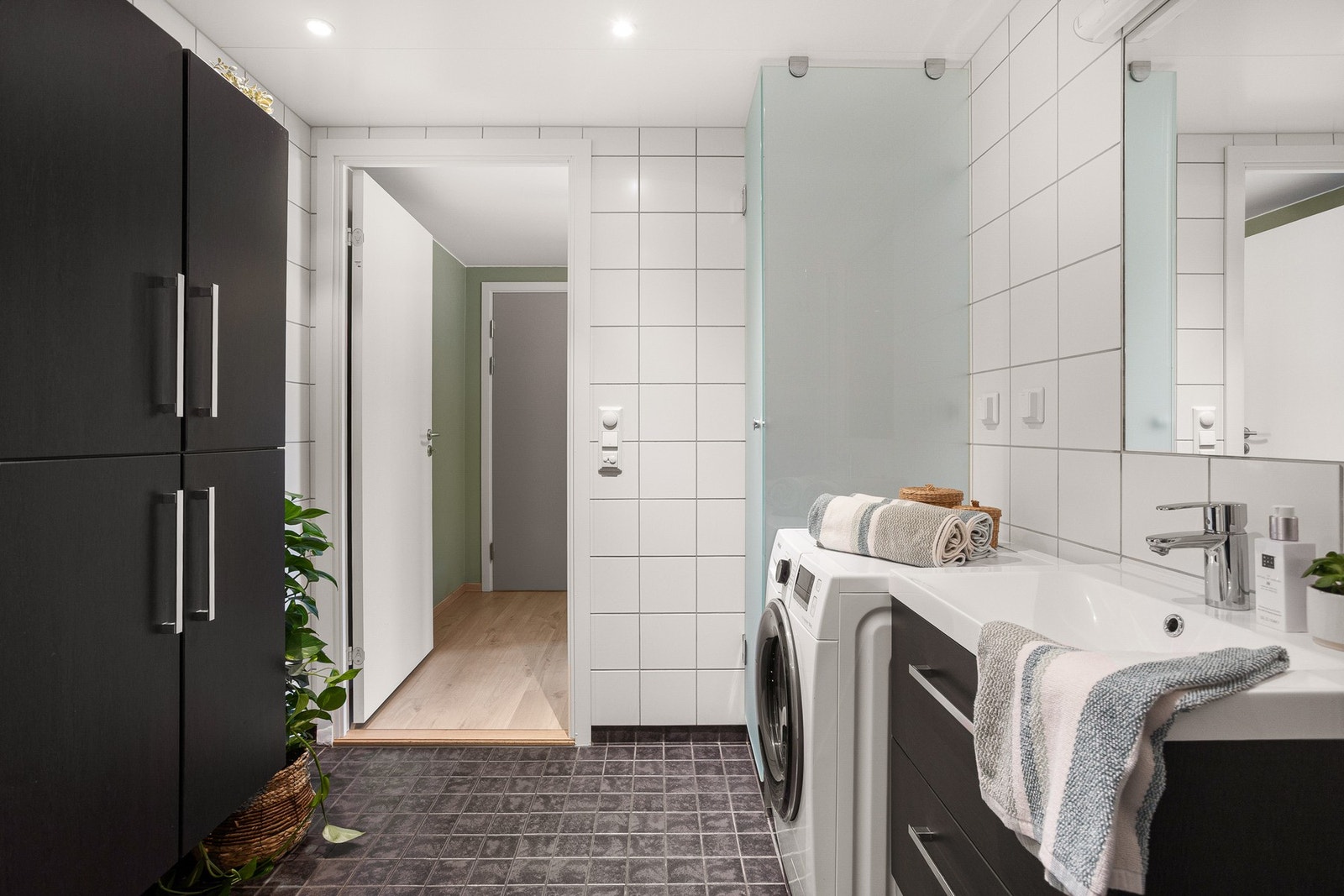 Badet har opplegg for vaskemaskin og plass til tørketrommel. Galleribilde