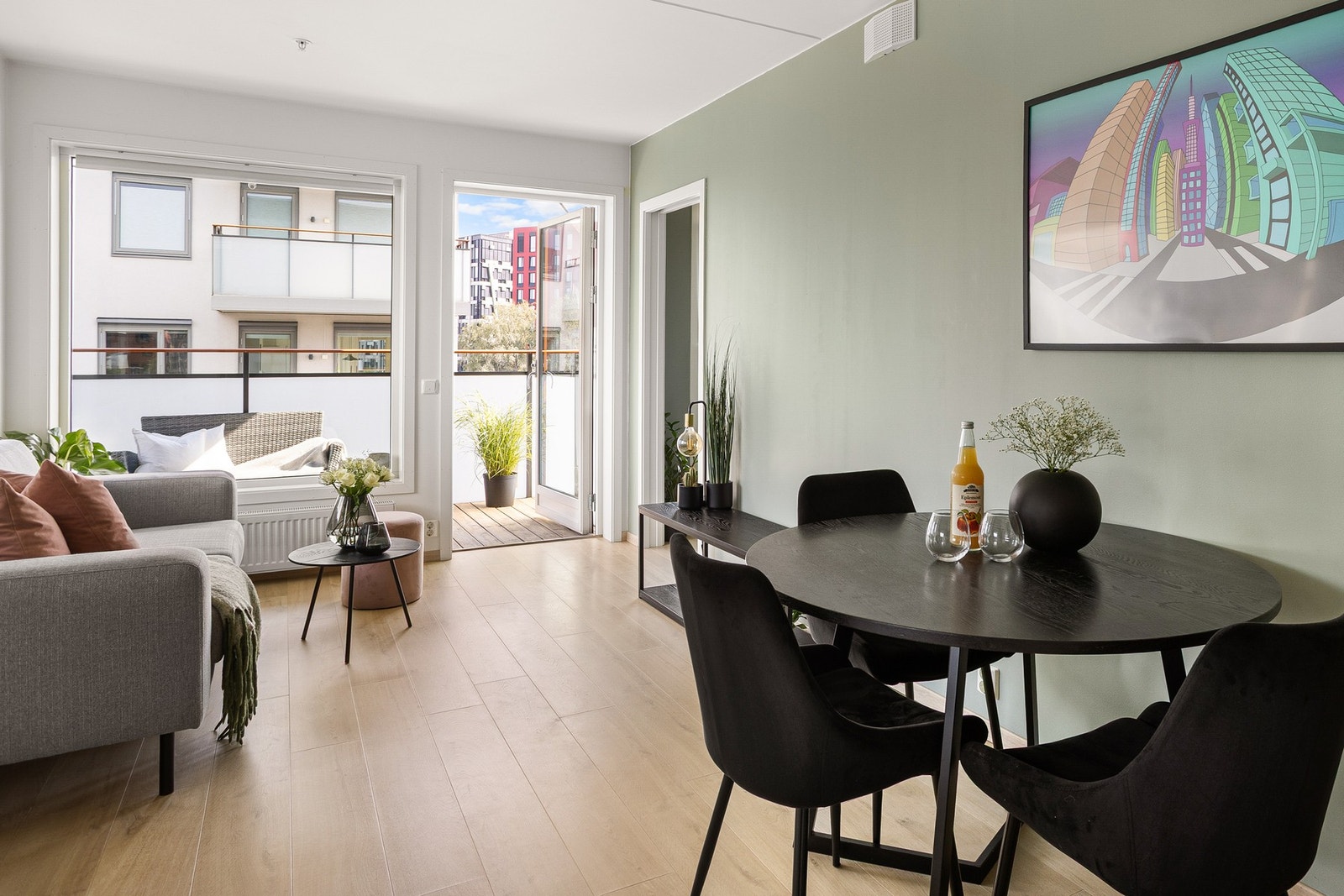 Mellom stue og kjøkken er det plass til spisebordsgruppe. Galleribilde