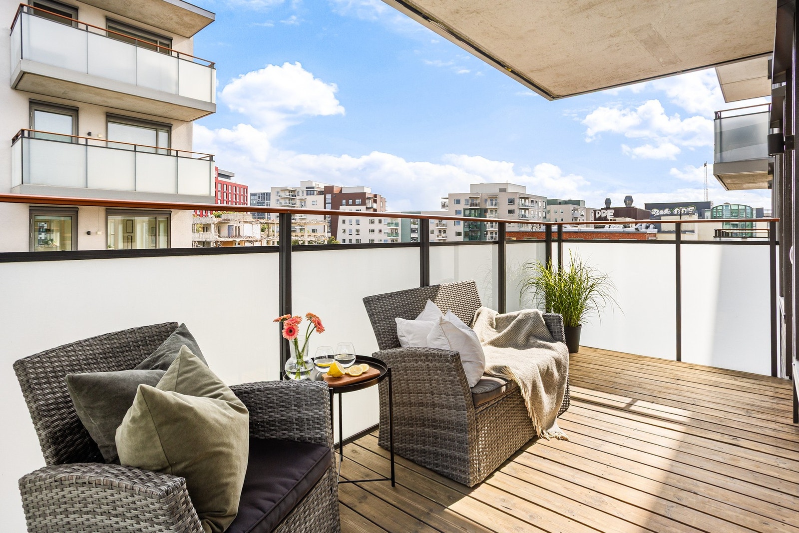 Fredrik Lund ved EIE Løren ønsker velkommen til Lørenvangen 30! Galleribilde