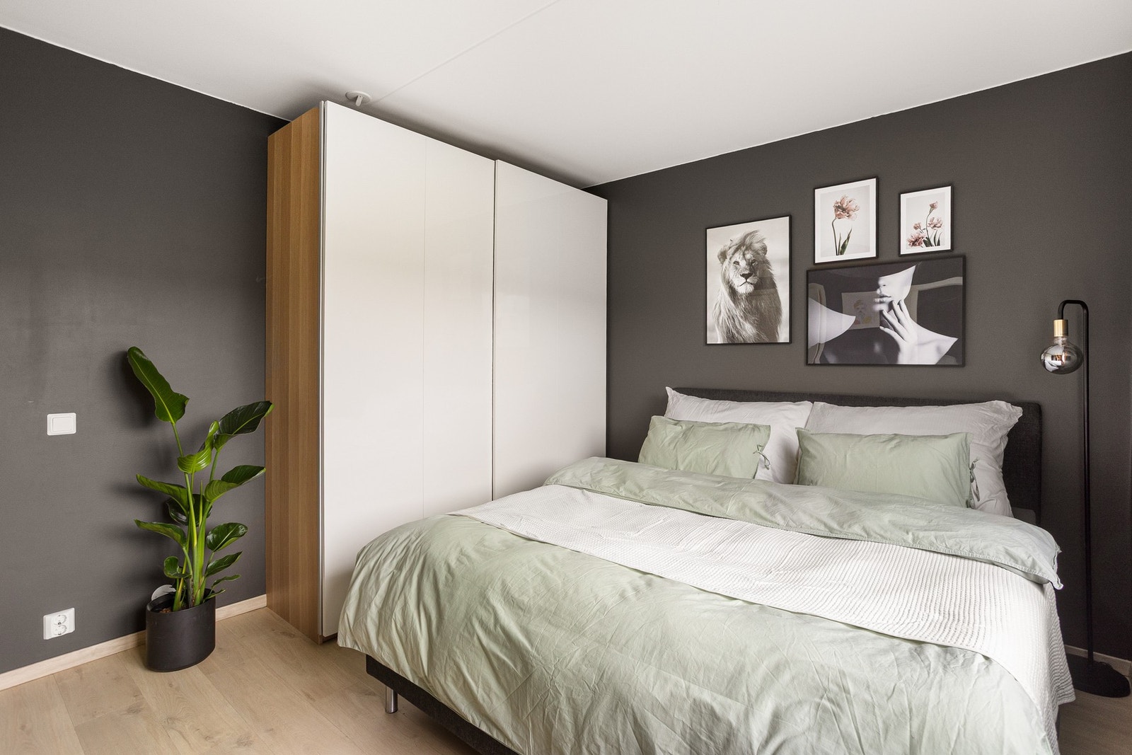 Hovedsoverommet har fin plass til dobbeltseng, nattbord og oppbevaringsmøblement. Skyvedørsgarderoben medfølger. Galleribilde