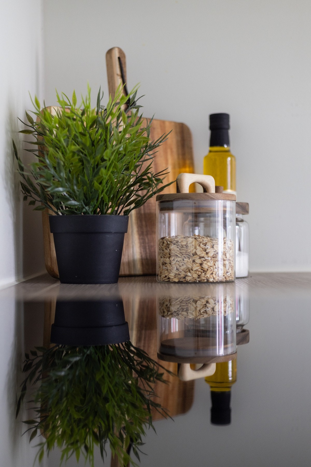 Det er montert belysning og stikkontakter under overskapene. Galleribilde